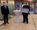 Bild: le
Stellvertretend nahm Schulleiter Gerhard Steiner (Mitte) den Spendenscheck von Bankdirektor Josef Völkl (links) und Vorstandsvorsitzenden Jürgen Schnappauf (rechts) entgegen.