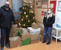 Bild: Mittelschule Tirschenreuth/exb
Jugendsozialarbeiter Ronald Neltz und Schülersprecherin Lisa Gleißner brachten die Päckchen zu den Johannitern.