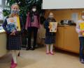 Bild: no
Durch Corona hat sich die Ehrung der Schulbesten des Antolin-Projekts in Illschwang bis jetzt verzögert. Von links Laura Übler, Förderlehrerin Ingrid Koch, Leonor Übler und Sophia Hiltl.