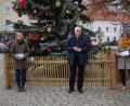 Bild: bnr
Über ein vorgezogenes Weihnachtsgeschenk dürften sich Daniela Kielhorn (links) und Gabi Schönberger freuen. Beiden Leiterinnen der Kindergärten im Stadtgebiet überreichte Bürgermeister Richard Tischler die Spende des Stadtrates.