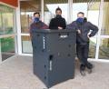 Bild: Helga Gradl/exb
Die Schüler Frias (links) und Louis (rechts) sowie Azubi Moritz gestalteten gemeinsam diese Box.
