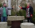 Bild: Rolf Linke/exb
Pfarrerin Heidi Gentzwein von der Evangelischen Kirchengemeinde Nabburg/Pfreimd und Brauer Stephan Kalkbrenner von der Hausbrauerei Brauhaus Rosenberg stoßen auf die Fertigstellung des ersten „Retterbieres“ an.