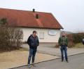 Bild: jma
Armin Griesbeck (links) und Manfred Guttenberger (rechts) stehen vor dem verschlossenen Vereinsheim. Sie wollen aber nicht aufgeben.