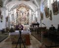 Bild: rgl
Pfarrer Arnold Pirner, die Ministranten Samuel Wildbrett und Katharina Rewitzer sowie die beiden Techniker Bernhard Irlbacher und Georg Hirsch wollen für eine reibungslose Übertragung der Gottesdienste aus St. Martin in alle Welt sorgen.