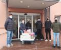 Bild: Stefan Forster/exb
Schülersprecher und Lehrer der Mittelschule Nabburg übergeben die Spenden und Geschenke vor dem Eingang zum Seniorenheim. Das Bild zeigt (von links) Lehrer Harald Bauer, Pflegedienstleiterin Andrea Birzer, Schülersprecherin Mia Spießl, Schülersprecher Bastian Schmid, Lehramtsanwärter Lukas Trummer und Schülersprecher Paul Pucher.