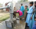 Bild: Shelter Now/exb
Spendengelder aus Sulzbach-Rosenberg und von der Conrad-Stiftung ermöglichten den Bau dieses Trinkwasser-Brunnens im Raum Kabul.