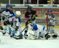 Archivbild: gb
Szene aus einem Bambini-Spiel zwischen den Young Blue Devils und dem VER Selb. Aktuell können die Weidener Eishockey-Kids davon nur träumen.