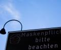 Bild: Rolf Vennenbernd
Ein Schild weist auf die Maskenpflicht hin. Foto: Rolf Vennenbernd/dpa/Symbolbild