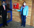 Bild: Andreas Fröhlich/exb
Günther Süß, Gebietsdirektor der Sparkasse, überreichte einen neuen Defibrillator an das Schmeller-Gymnasium. Stellvertretende Schulleiterin Anja Wiesner freute sich über diese sinnvolle Vorsorgemaßnahme.