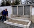 Bild: le
Selbst Hand angelegt und Wort gehalten hat der Flosser Steinmetzmeister Franz Schmidt bei der Gestaltung der neuen Urnen-Grabstätte im Friedhof der katholischen Kirchenstiftung. Ausgewiesen sind nun sechs Urnenplätze.
