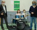 Bild: Doktor-Eisenbarth-Mittelschule
Die Doktor-Eisenbarth-Mittelschule nutzt die Spende für den Ankauf von einigen Laptops sowie einem Schlagzeug für den Musikunterricht. Rektor Werner Winderl (links) und Diplommusiker Jürgen Rohr freuen sich zusammen mit den Geschwistern Kiel, die stellvertretend für ihre Mitschüler die Stöcke auf dem Snare Drum testeten.