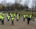 Bild: hai
Lotsenbetreuerin Marion Vogel (links) und Polizeihauptkommissar Thomas Förster (hintere Reihe, Zweiter von links) hatten die Schüler- und Buslotsen auf ihre Aufgaben vorbereitet, für die sie jetzt vonseiten der Schule, Gemeinde Speichersdorf, Polizei und des Elternbeirates viel Lob und Geschenke erhielten.