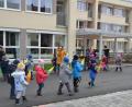 Bild: dob
Diese Freundschaft zwischen Senioren und SVE-Kindern bewährt sich gerade jetzt in der schweren Corona-Zeit. Mit Abstand aber voller Freude beschenkten die Buben und Mädchen die Senioren mit adventlichen Tänzen vor dem Walter-Siegert-Caritasheim. Es soll zeigen: "Wir lassen euch nicht allein."