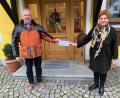 Bild: Siegfried Maier/exb
Martina Maier übergibt die Spende für die Kinderkrebshilfe an Herbert Putzer.