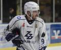 Archivbild: gb
Für Mirko Schreyer war das Match am Sonntag in Füssen schon nach 21 Sekunden beendet. Der Verteidiger prallte nach einem Foul unglücklich gegen die Bande.