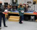 Bild: mab
Fördervereinsvorsitzende Inge Bauer-Joswig (rechts) und ihr Stellvertreter Alois Gsödl (links) überreichen an die Vorsitzende der Musikkapelle Schwarzenfeld, Kristina Betz (Mitte) für alle Aktiven der Kapelle Hygieneschutzmasken mit aufgenähtem Violinschlüssel als weihnachtliche Aufmerksamkeit.
