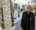 Bild: uz
Wolfgang Herzer ist stolz auf vielseitigen die Kunstwerke der Ausstellung, findet es aber schade, dass sie niemand sehen kann.