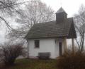 Bild: e
Staade Zeit in Trichenricht: Die idyllische Kapelle lädt ein zum Innehalten und hat auch im dichten Buchbergnebel ihren Reiz. Die Dorfgemeinschaft hat die liebevolle Pflege der Kirche übernommen und plant eine Sanierung.