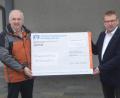Bild: dob
Unternehmer Hans Meller (rechts) ist sich sicher, dass Herbert Putzer, Vorsitzender der Kinderkrebshilfe in der Region Oberpfalz Nord, mit den 3000 Euro viel Gutes tun kann. "Wichtig ist mir, dass das Geld zu hundert Prozent bei den betroffenen Familien ankommt", unterstreicht der Vohenstraußer.