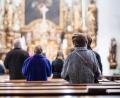 Bild: Matthias Balk
Gottesdienstbesucher während der heiligen Messe in einer Kirche. Die Oberpfälzer gingen 2019 bayernweit am fleißigsten in die Kirche.