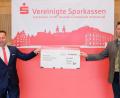 Bild: dob
Pleysteins Bürgermeister Rainer Rewitzer (rechts) nimmt den Spendenscheck von Vorstandsvorsitzendem Gerhard Hösl (links) dankbar an. Mit 4 240 Euro werden soziale Zwecke in der Rosenquarzstadt unterstützt.