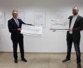 Bild: Stadt Tirschenreuth/exb
Mit insgesamt 1000 Euro unterstützt Bürgermeister Franz Stahl (links) die beiden BRK-Seniorenheime. Die symbolischen Schecks übergab Stahl an den Stellvertretenden BRK-Kreisgeschäftsführer Sven Lehner.