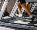 Symbolbild: Jens Kalaene/dpa
Ein Bild, das sich so mancher Fitnessstudio-Gänger zurück wünscht: Im Studio drehen sich die Laufbänder heiß. Doch bis es wieder soweit ist, dürfte noch einige Zeit vergehen. Die Fitnessstudios legen eine Zwangspause ein.