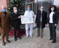 Bild: usc
1000 Euro stellt der Lions-Club Amberg-Sulzbach dem St.-Anna-Krankenhaus in Sulzbach-Rosenberg für den Ankauf eines weiteren Atemschutzhelms zur Verfügung (von links): der Vorsitzende des Lions-Hilfswerks, Peter Rückerl, Club-Präsident Fritz Kammerer, der ärztliche Direktor des Hauses, Dr. Klaus Nester, Hilfswerk-Schatzmeister Hans Fürnkäs und Personalleiterin Christine Arnold.
