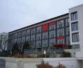 Bild: rti
Im Altenheimen „Haus Ziegelanger“ in Tirschenreuth gibt es Coronafälle. „Zwei Bewohner sind im Haus in Quarantäne, zwei sind im Krankenhaus“, bestätigt Pressesprecher Sven Lehner vom BRK.