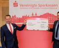 Bild: dob
Eschenbachs Bürgermeister Marcus Gradl (rechts) nimmt den symbolischen Spendenscheck über 6660 Euro aus den Händen von Vorstandsvorsitzendem Gerhard Hösl (links) entgegen. Die Vereine und Institutionen freuen sich über die finanzielle Zuwendung der Vereinigten Sparkassen Eschenbach, Neustadt/WN, Vohenstrauß so kurz vor dem Weihnachtsfest.