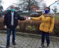 Bild: fvo
Die Waldthurner Frauenbundvorsitzende Sieglinde Zielbauer übergibt die Geldspende an den ATU-Truckerfahrer Ludwig Wüst für die Rumänienhilfe