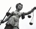 Symbolbild: Arne Dedert
Eine Bronzestatue der Justitia steht in Frankfurt am Main.