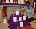 Bild: jr
Mesnerin Helga Weiß benötigt rund 90 Minuten, um die fast 400 Kerzen in der Mitterteicher Stadtpfarrkirche anzuzünden.