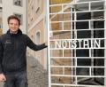 Bild: Wolfgang Steinbacher
Fabian Schmidt, Geschäftsführer der Wohnwert-Bau, öffnet die Tür zum Notstain-Haus in der Amberger Schiffgasse. Noch im Alter von 94 Jahren verkaufte hier Jon Notstain unverwüstliche Otto-Schuhe und Timex-Uhren aus den 70er Jahren.