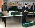 Bild: lhc
An der Walter-Höllerer-Realschule brachten Schüler viele Spenden für die Amberger Tafel von zu Hause mit. Beim Verladen packten Lehrer Robert Kramel, Tafel-Vorstand Irmgard Buschhausen, Direktor Martin Zimmermann, Tafel-Vorstand Bernhard Saurenbach sowie Lehrerin Ulrike Glück (von links) mit an.