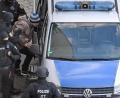 Bild: Hendrik Schmidt/dpa
Der angeklagte Stephan Balliet steigt in Begleitung von Justizpersonal nach dem Prozess in ein Fahrzeug der Justiz.