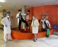 Bild:  Kliniken Nordoberpfalz AG, Michael Reindl/exb
Die Klinikclowns am Klinikum Weiden freuen sich über die Unterstützung durch das Adventslicht und Renate Freuding-Spintler (Mitte) ebenso wie der Chefarzt der Kinderklinik in Weiden, Dr. Fritz Schneble (links) und Michael Gleißner, Kaufmännischer Direktor der Kliniken Nordoberpfalz AG.