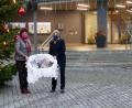 Bild: wro
Die Weihnachtsbraten, die Rita Korb und Elsa Bächer (von rechts) beim Wiesauer Rathaus präsentierten, sind jedes Jahr ein beliebtes Mitbringsel der Wiesauer Frauen-Union.