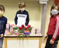 Bild: no
Stolz präsentieren drei Schüler ihre selbst gebastelte Lichterstadt, die sie um den Adventskranz herum aufgebaut haben. Das Bild entstand vor der Corona-bedingten Schulschließung.