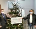 Bild: gz
Bürgermeister Reiner Gäbl dankt im Namen der örtlichen Vereine und Organisationen dem Filialleiter Markus Dimper für die Spenden.