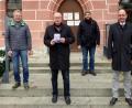 Bild: gac
Karl-Heinz Kreiner (links), Stadtrat Martin Pöllath (rechts) und FDP-Ortsvorsitzender Christian Weiß (Zweiter von rechts) gratulieren Hans-Jürgen Reitzenstein zur Ehrung für besondere Verdienste um die kommunale Selbstverwaltung.