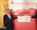 Bild: dob
Spendengeld in Höhe von 13.240 Euro gehen an die Vereine und Institutionen der Stadt Grafenwöhr. Bürgermeister Edgar Knobloch (rechts) nimmt das Geld stellvertretend aus den Händen des Sparkassenchefs Gerhard Hösl entgegen.