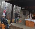 Bild: ads
Das Friedenslicht wird bei der Messe an der Nepomukkapelle am Buchberg, die Pfarrer Josef Irlbacher zelebriert, an die Messbesucher weitergegeben.