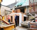 Bild: njn
Bauamtsleiter Dieter Döppl (links) und Bürgermeister Johannes Reger stehen stolz vor einer besonderen Baustelle. .