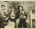 Repro: eb
Das Bild aus dem Familienalbum von Else Buchfelder (rechts hinten) zeigt das andächtige Warten der Kinder am Heiligen Abend auf das Christkind.