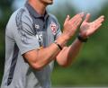 Bild: Alfred Schwarzmeier
Jahn-Trainer Mersad Selimbegovic feuert seine Mannschaft an. In der zweiten Runde des DFB-Pokals ist sein Team beim SV Wehen zu Gast.