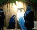 Bild: jow
Vor der Krippe bei der Pfarrkirche in Lintach wird das letzte Adventsfenster vorgestellt.