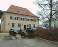 Bild: Portner
Zaun statt Pflanztröge: Nach Auffassung des Straßenbauamtes Amberg-Sulzbach reichen die massiven Kästen vor der Alten Post nicht aus, um die Zufahrt zur Staatsstraße 2159 dauerhaft abzusperren. Der Bauausschuss zeigte sich damit einverstanden, wenn die Hausbesitzerin dieser Forderung mit einer Einzäunung nachkommt.