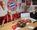 Bild: hod
Fanclub-Präsident Bernd Hofmann und Kassier Veronika Hofmann (von links) übergaben an den Außenstellenleiter des Weißen Ringes, Günther Perottoni, den Scheck im Fanclub-Büro.