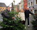 Bild: Stephan Huber
Das Ehepaar Thomas und Veronika Frenzel (links) sowie Kerstin Angermann (rechts) holten sich einen Tag vor Heiligabend einen Christbaum vom Roßmarkt. Friseur Siggi Renner kümmerte sich um die Vergabe der 20 Bäume.